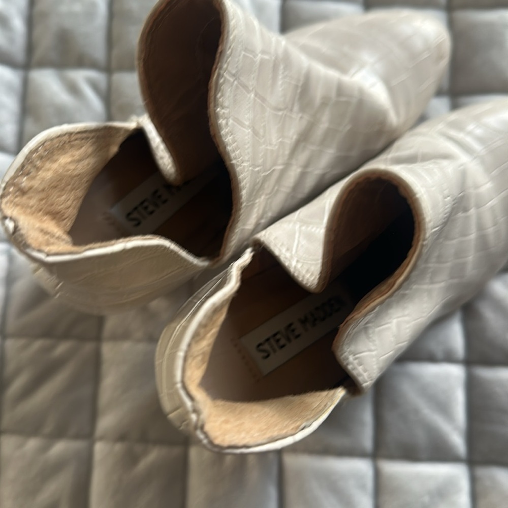 Steve Madden Croc Embossed Rookie Booties Size 5.5 Beige - Picture 2 of 4